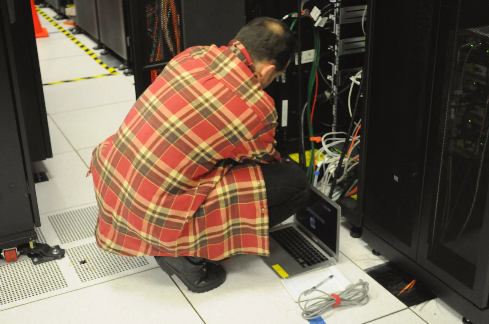 Tecnico al lavoro su server rack